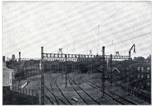 812098 Gezicht op het emplacement van het Z.H.E.S.M.-station Rotterdam Hofplein te Rotterdam, vanaf het seinhuis.